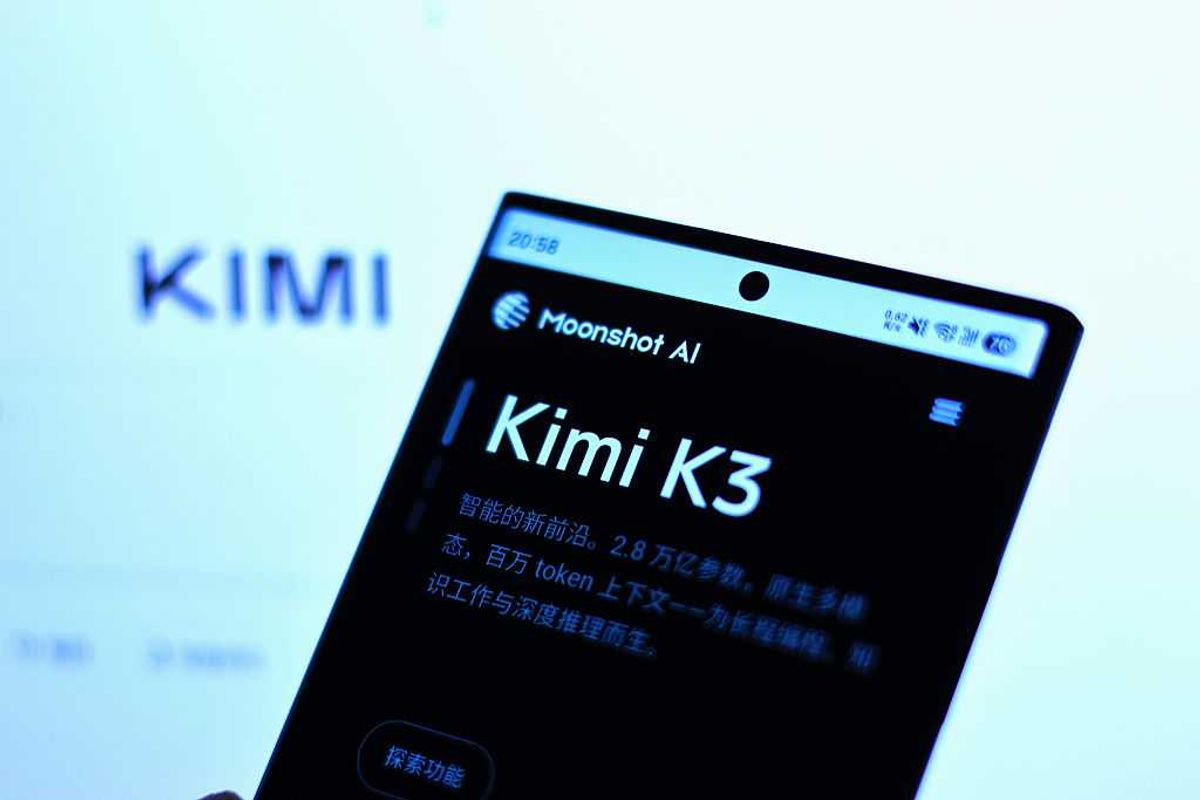 Someone uses the New Kimi K3 model on their phone.