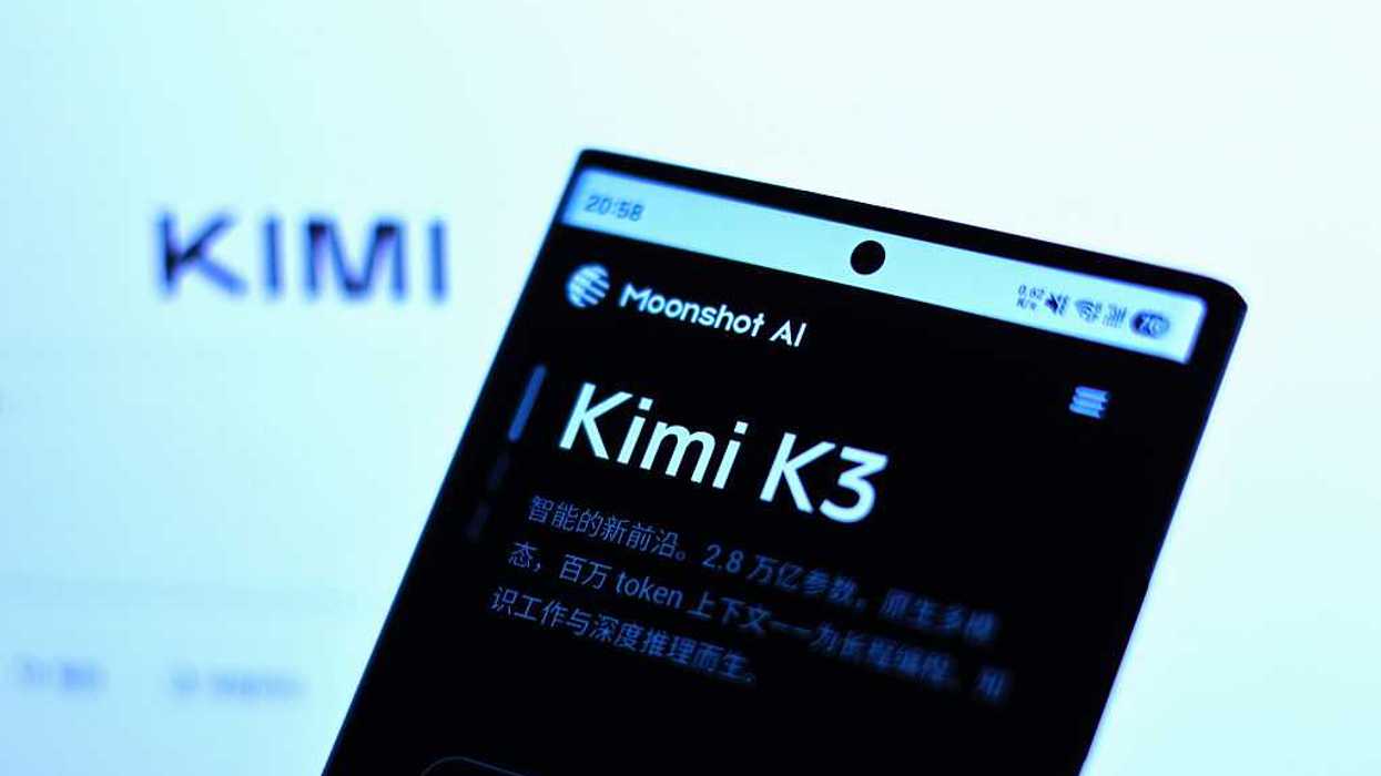 Someone uses the New Kimi K3 model on their phone.